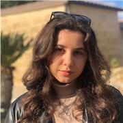 Studentessa di inglese dà lezioni a studenti delle scuole secondarie di primo grado e scuole primarie